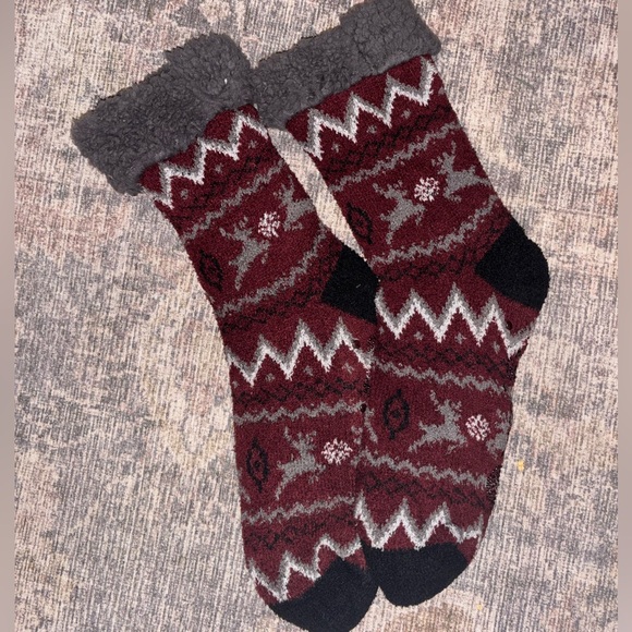 Muk Luks Other - NWOT Cozy Gray and Red Patterned Men's Slipper Socks